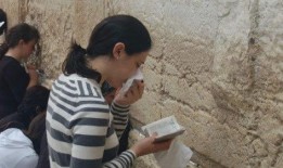 娱乐吃瓜君英文,Entertainment Gossips: The Inside Scoop on the Latest Celebrity News